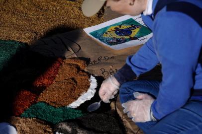  FLORES DA CUNHA, RS, BRASIL (19/06/2019)Preparação dos tapetes de serragem em comemoração ao feriado católico de Corpus Christi. (Antonio Valiente/Agência RBS)