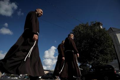 FLORES DA CUNHA, RS, BRASIL,  17/06/2019Freis capuchinhos responsáveis pelo processo de canonização do frei Salvador Pinzetta vieram de Roma para avaliar relatos de possíveis milagres dele.frei Carlo Calloni (barba grisalha)frei Antonio Haddad (mais jovem)frei Sergio Marcelo Dal Moro (brasileiro)(Lucas Amorelli/Agência RBS)