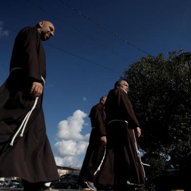 FLORES DA CUNHA, RS, BRASIL,  17/06/2019Freis capuchinhos responsáveis pelo processo de canonização do frei Salvador Pinzetta vieram de Roma para avaliar relatos de possíveis milagres dele.frei Carlo Calloni (barba grisalha)frei Antonio Haddad (mais jovem)frei Sergio Marcelo Dal Moro (brasileiro)(Lucas Amorelli/Agência RBS)