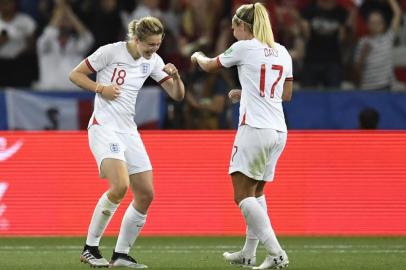  Englands forward Ellen White (L) celebrates after scoring her second goal during the France 2019 Womens World Cup Group D football match between Japan and England, on June 19, 2019, at the Nice Stadium in Nice, southeastern France. (Photo by CHRISTOPHE SIMON / AFP)Editoria: SPOLocal: NiceIndexador: CHRISTOPHE SIMONSecao: soccerFonte: AFPFotógrafo: STF