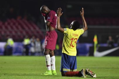  Colombias Yerry Mina (R) prays next to Qatars Abdelkarim Hassam at the end of their Copa America football tournament group match at the Cicero Pompeu de Toledo Stadium, also known as Morumbi, in Sao Paulo, Brazil, on June 19, 2019. - Colombia won 1-0. (Photo by Nelson ALMEIDA / AFP)Editoria: SPOLocal: Sao PauloIndexador: NELSON ALMEIDASecao: soccerFonte: AFPFotógrafo: STF