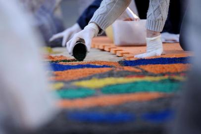  FLORES DA CUNHA, RS, BRASIL (19/06/2019)Preparação dos tapetes de serragem em comemoração ao feriado católico de Corpus Christi. (Antonio Valiente/Agência RBS)