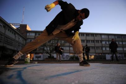  CAXIAS DO SUL, RS, BRASIL, 05/06/2019 - A Coordenação e o Diretório Acadêmico dos Cursos de Artes Visuais da UCS, promovem debate e reflexão sobre arte urbana e seus desdobramentos, no Campus 8, da UCS. O artista plástico Lucas Leite fez intervenção artística no chão do Campus 8, com desenhos da personagem Elichat. (Marcelo Casagrande/Agência RBS)