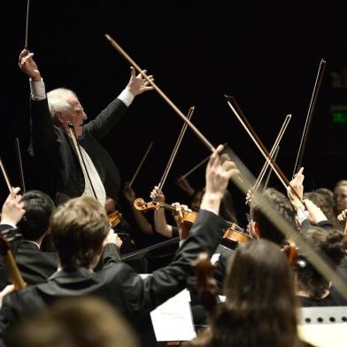 Divulgação da Orquestra Filarmônica Jovem de Boston (Boston Philharmonic Youth Orchestra ), regida por Benjamin Zander. Conjunto fará concerto em Porto Alegre no Auditório Araújo Vianna.