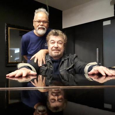 André López (atrás) e Wagner Tiso vão fazer o show Mansidão - Onde o amor deságua, no projeto musical Amoresmeus.