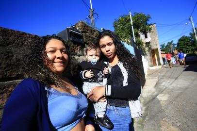  PORTO ALEGRE, RS, BRASIL - 2019.06.20 - Anaclara Marona Diaz, escoteira de 17 anos, ajudou a salvar Anthony Machado Badiale, 10 meses, filho de Larissa Machado Bica. O bebê havia se engasgado com um pedaço de pão. Anaclara veste blusa azul (Foto: ANDRÉ ÁVILA/ Agência RBS)