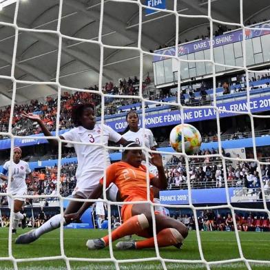 Netherlands forward Lineth Beerensteyn scores her teams second goal during the France 2019 Womens World Cup Group E football match between the Netherlands and Canada, on June 20, 2019, at the Auguste-Delaune Stadium in Reims, eastern France. (Photo by FRANCK FIFE / AFP)