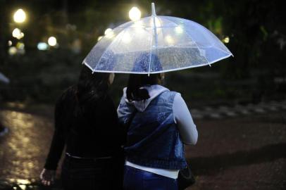  PORTO ALEGRE,RS.BRASIL.2019,06,19.Gauchos esperavam a chegada do frio hoje e não chegou,muitos estavam despreparados para chegada da chuva.(RONALDO BERNARDI/AGENCIA RBS).