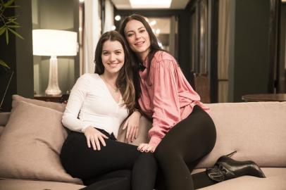 Fabiana ( Nathalia Dill ) e Virgínia ( Paola Oliveira ), a dona do pedaço