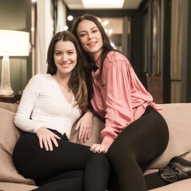 Fabiana ( Nathalia Dill ) e Virgínia ( Paola Oliveira ), a dona do pedaço