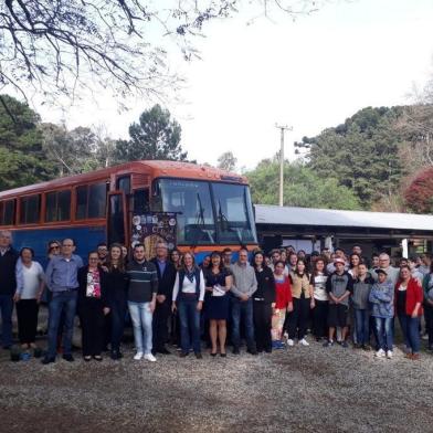 Projeto do LEO Clube e Lions Clube de Garibaldi revitaliza ônibus transformado em biblioteca.