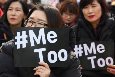  South Korean demonstrators hold banners during a rally to mark International Womens Day as part of the countrys #MeToo movement in Seoul on March 8, 2018.The #MeToo movement has gradually gained ground in South Korea, which remains socially conservative and patriarchal in many respects despite its economic and technological advances. / AFP PHOTO / Jung Yeon-jeEditoria: SOILocal: SeoulIndexador: JUNG YEON-JESecao: justice and rightsFonte: AFPFotógrafo: STF