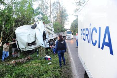  FARROUPILHA, RS, BRASIL, 21/06/2019. Uma pessoa morreu e outra ficou ferida em um acidente de trânsito na ERS-122, entre Farroupilha e São Vendelino, na tarde desta sexta-feira. Uma pessoa morreu e outra ficou ferida em um acidente de trânsito na ERS-122, entre Farroupilha e São Vendelino, na tarde desta sexta-feira. (Porthus Junior/Agência RBS)