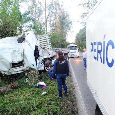  FARROUPILHA, RS, BRASIL, 21/06/2019. Uma pessoa morreu e outra ficou ferida em um acidente de trânsito na ERS-122, entre Farroupilha e São Vendelino, na tarde desta sexta-feira. Uma pessoa morreu e outra ficou ferida em um acidente de trânsito na ERS-122, entre Farroupilha e São Vendelino, na tarde desta sexta-feira. (Porthus Junior/Agência RBS)