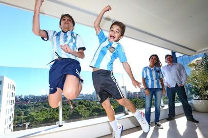  PORTO ALEGRE, RS, BRASIL, 19/06/2019- Fãs do messi na expectativa pro jogo de domingo em Porto Alegre. Na foto- Leonardo, 11 anos, e 8 anos, nascidos na argentina, vão com os pais ao jogo.  (FOTOGRAFO: JÚLIO CORDEIRO / AGENCIA RBS)