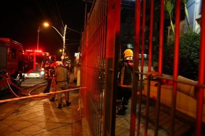  PORTO ALEGRE, RS, BRASIL, 21/06/2019. Bombeiros controlam incêndio na Avenida Carlos Barbosa, nas proximidades do estádio Olímpico. Foto: Marco Favero/Agência RBS