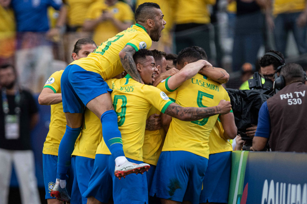 Brasil Goleia O Peru, Confirma Primeiro Lugar Do Grupo E Jogará Na ...