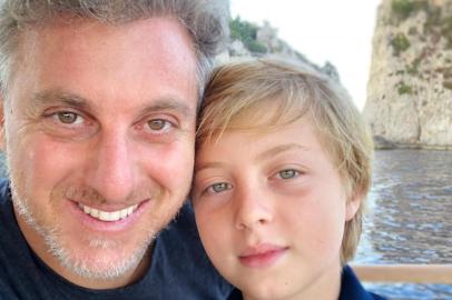 Filho de Luciano Huck e Angelica, benicio, de 11 anos, ao lado do pai