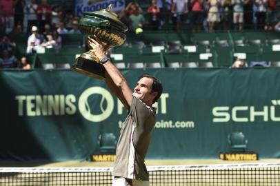  Roger Federer from Switzerland poses with the trophy after he won his final match against David Goffin from Belgium at the ATP tennis tournament in Halle, western Germany, on June 23, 2019. (Photo by CARMEN JASPERSEN / AFP)Editoria: SPOLocal: Halle WestfalenIndexador: CARMEN JASPERSENSecao: tennisFonte: AFPFotógrafo: STR