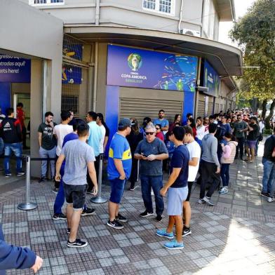  PORTO ALEGRE, RS, BRASIL 22/06/2019 - Torcedores Argentinos pegando o ingresso para a Copa América. (FOTO: ROBINSON ESTRÁSULAS/AGÊNCIA RBS)