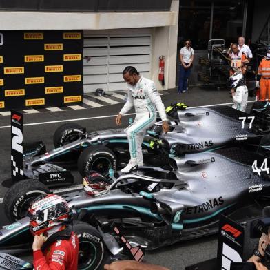 Winner Mercedes British driver Lewis Hamilton celebrates in the pits after the Formula One Grand Prix de France at the Circuit Paul Ricard in Le Castellet, southern France, on June 23, 2019. (Photo by GERARD JULIEN / AFP)