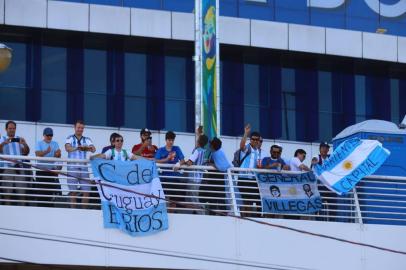 Arena do Grêmio é tomada por torcedores argentinos para acompanhar Catar x Argentina pela Copa América, em Porto Alegre