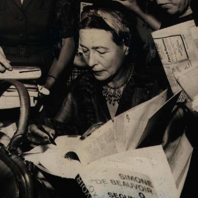 Simone de Beauvoir dando autógrafos para fãs no Rio de Janeiro, em 1960.#PAGINA: Central#PASTA: 503623#CAIXA: 000019 Fotógrafo: Não se Aplica Data Evento: 00/00/1960