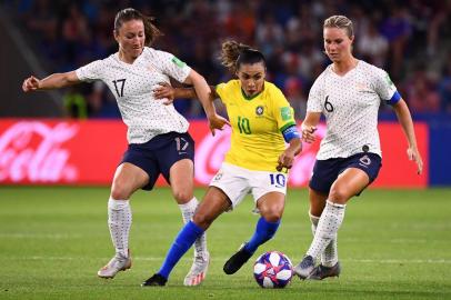 Brazils forward Marta (C) vies with Frances midfielder Gaetane Thiney (L) and Frances midfielder Amandine Henry (R) during the France 2019 Womens World Cup round of sixteen football match between France and Brazil, on June 23, 2019, at the Oceane stadium in Le Havre, north western France. (Photo by FRANCK FIFE / AFP)