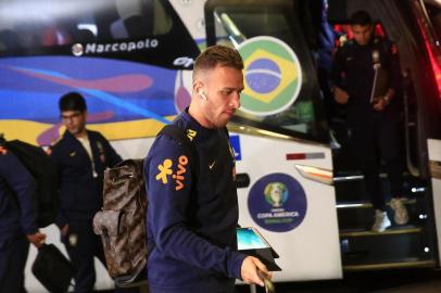 Seleção Brasileira desembarca em Porto Alegre para jogo das quartas de final da Copa América na Arena do Grêmio. Na foto, Arthur