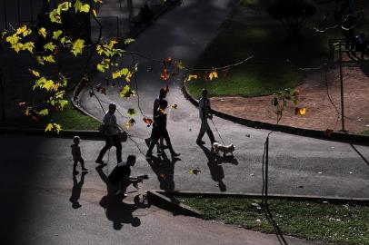  CAXIAS DO SUL, RS, BRASIL, 23/06/2019 - Com termômetros acima do normal para a época, centenas de caxienses aproveitaram o sol em parques da cidade. NA FOTO: parque dos macaquinhos. (Marcelo Casagrande/Agência RBS)