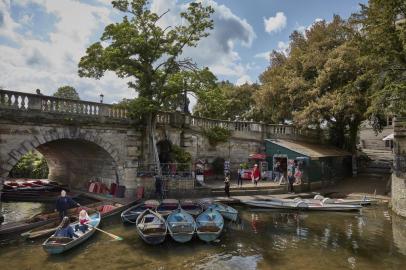 At the boathouse under Magdalen Bridge, visitors can rent a punt, a wooden raft perfectly suited for OxfordÕs more tranquil waterways.OXFORD, England Ñ BC-TRAVEL-TIMES-36-OXFORD-ART-NYTSF Ñ At the boathouse under Magdalen Bridge, visitors can rent a punt, a wooden raft perfectly suited for OxfordÕs more tranquil waterways. Over the centuries, the oldest university in the English-speaking world has had quite an influence on its namesake city, as even visitors here can attest. Wandering through OxfordÕs ancient streets, overhearing conversations in a marvelous spectrum of accents Ñ about mathematics and music and the intricacies of Kurdish politics Ñ itÕs easy to feel the university rubbing off on you. But thereÕs much more to Oxford than cloistered academia. With its idyllic natural setting, buzzing restaurant scene and dynamic industries in fields as diverse as publishing, health care and auto manufacturing (the Mini is made here), this more-than-a-thousand-year-old community on the River Thames is as lively, and lovely, as ever.  (CREDIT: Andy Haslam/The New York Times)--ONLY FOR USE WITH ARTICLE SLUGGED -- BC-TRAVEL-TIMES-36-OXFORD-ART-NYTSF -- OTHER USE PROHIBITED.Editoria: TRALocal: OxfordIndexador: Andy HaslamFonte: NYTNSFotógrafo: STR