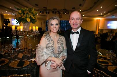  PORTO ALEGRE, RS, BRASIL, 22-06-2019. Simone e Vitor Saalfeld (vice-presidente) . Jantar Black Tie no Grêmio Náutico União. O evento faz parte da programação do XV Congresso Sul-Brasileiro de Oftalmologia organizado pela Sociedade de Oftalmologia do Rio Grande do Sul (Sorigs).   ( FOTO ANDRÉA GRAIZ/AGÊNCIA RBS)Indexador: Andrea Graiz