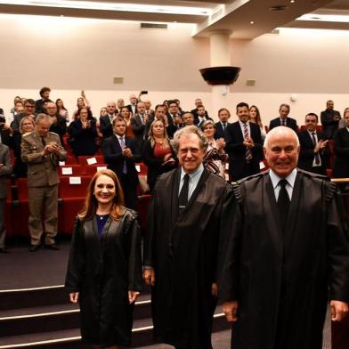 O juiz Leoberto Brancher, 57 anos, ex-titular do Juizado da Infância e Juventude de Caxias do Sul, assumiu nesta segunda-feira como desembargador do Tribunal de Justiça (TJ).