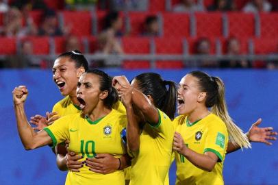 Brazils forward Marta (2ndL) is congratulated by teammates after scoring a goal during the France 2019 Womens World Cup Group C football match between Italy and Brazil, on June 18, 2019, at the Hainaut Stadium in Valenciennes, northern France. (Photo by Philippe HUGUEN / AFP)