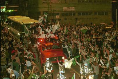 Caxias do Sul - Chegada dos jogadores do Juventude , após a conquista da Copa do Brasil ,#PÁGINA: 1 Fonte: Pioneiro------CAXIAS DO SUL, RS, BRASIL, 28/06/1999. FOTO BANCO DE DADOS - CONTATO Nº 44342 (acervo Jornal Pioneiro) - Chegada dos jogadores do Juventude após a conquista da Copa do Brasil 1999. O Juventude conquistou o título após empatar em 0 a 0 contra o Botafogo, no estádio Maracanã, no Rio de Janeiro, ontem (27/06/1999). (Porthus Junior/Agência RBS----