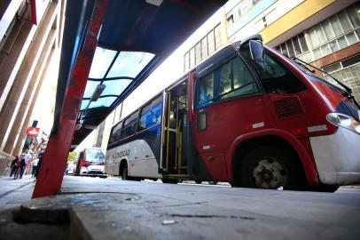  PORTO ALEGRE, RS, BRASIL - 2019.06.24 - Queda de passageiros em lotação, em Porto Alegre. (Foto: ANDRÉ ÁVILA/ Agência RBS)