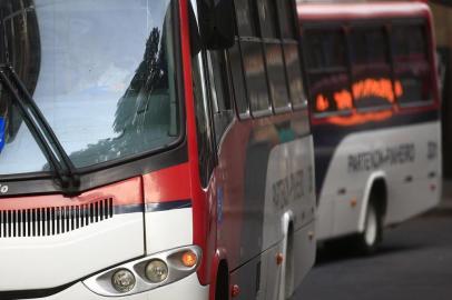  PORTO ALEGRE, RS, BRASIL - 2019.06.24 - Queda de passageiros em lotação, em Porto Alegre. (Foto: ANDRÉ ÁVILA/ Agência RBS)