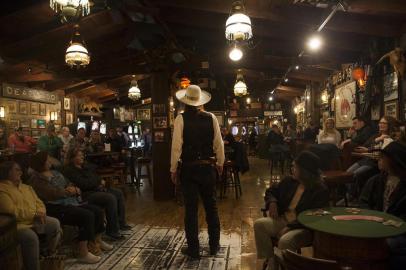 â¿¿Wild Billâ¿? plays his part in front of a crowd at Saloon No. 10 during one of its frequent re-enactment scenes.DEADWOOD, S.D. â BC-TRAVEL-TIMES-SD-DEADWOOD-ART-NYTSF â âWild Billâ plays his part in front of a crowd at Saloon No. 10 during one of its frequent re-enactment scenes. (CREDIT: Janie Osborne/The New York Times)--ONLY FOR USE WITH ARTICLE SLUGGED -- BC-TRAVEL-TIMES-SD-DEADWOOD-ART-NYTSF -- OTHER USE PROHIBITED.Editoria: TRALocal: DeadwoodIndexador: Osborne,JanieFonte: NYTNSFotógrafo: STR