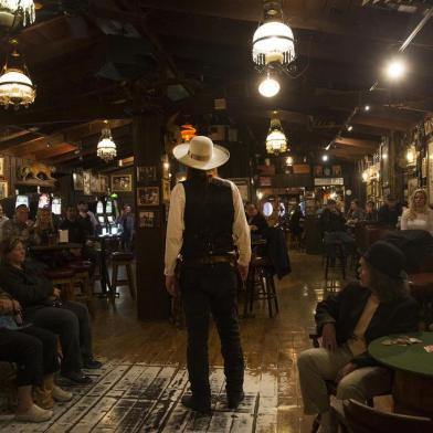 â¿¿Wild Billâ¿? plays his part in front of a crowd at Saloon No. 10 during one of its frequent re-enactment scenes.DEADWOOD, S.D. â BC-TRAVEL-TIMES-SD-DEADWOOD-ART-NYTSF â âWild Billâ plays his part in front of a crowd at Saloon No. 10 during one of its frequent re-enactment scenes. (CREDIT: Janie Osborne/The New York Times)--ONLY FOR USE WITH ARTICLE SLUGGED -- BC-TRAVEL-TIMES-SD-DEADWOOD-ART-NYTSF -- OTHER USE PROHIBITED.Editoria: TRALocal: DeadwoodIndexador: Osborne,JanieFonte: NYTNSFotógrafo: STR