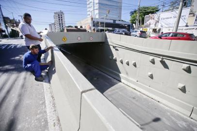  PORTO ALEGRE, RS, BRASIL, 24-04-2019: Trincheira de passagem de nível da Anita Garibaldi com a avenida Carlos Gomes segue interditada por problemas estruturais. Obra apresenta algumas rachaduras (FOTO FÉLIX ZUCCO/AGÊNCIA RBS, Editoria de Porto Alegre).