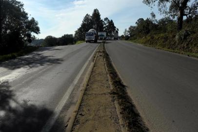  CAXIAS DO SUL, RS, BRASIL, 24/06/2019Após decisão judicialERS-122 terá reforço de sinalização no acesso ao bairro Cidade Industrial, em CaxiasMelhorias serão realizadas em trecho de 500 metros para proporcionar mais segurança ao trânsitoA ERS-122 terá reforço de sinalização no acesso ao bairro Cidade Industrial, em Caxias do Sul. As melhorias atendem a uma demanda judicial e vão se concentrar em um trecho de 500 metros no km 71, próximo ao entroncamento com a Rua 19 de Abril.(Lucas Amorelli/Agência RBS)