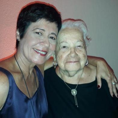 Thelma Guedes, autora de Órfãos da Terra, com a tia Heleniza na festa de lançamento da novela.