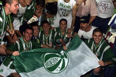 Botafogo 0x0 Juventude - final da Copa do Brasil - Estádio Maracanã. O Ju conquistou o primeiro título da competição e conseguiu uma vaga para a Libertadores de 2000.Jogadores comemorando em pleno gramado.#ENVELOPE: PENDENTE