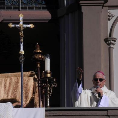  CAXIAS DO SUL, RS, BRASIL, 20/06/2019 - Cerca de 1,2 mil pessoas acompanham, na tarde desta quinta-feira (20) as celebrações de Corpus Christi em frente à Catedral, no centro de Caxias do Sul. A missa celebrada pelo bispo Dom Alessandro Ruffinoni se iniciou às 14h30min. (Marcelo Casagrande/Agência RBS)