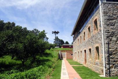  O Casarão Veronese é um centro cultural em Otávio Rocha, distrito de Flores da Cunha. O prédio, de 1898, pertenceu ao casal de colonos italianos Felice e Domênica Veronese, e foi entregue, restaurado, à população em dezembro de 2017.Indexador:                                 