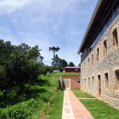  O Casarão Veronese é um centro cultural em Otávio Rocha, distrito de Flores da Cunha. O prédio, de 1898, pertenceu ao casal de colonos italianos Felice e Domênica Veronese, e foi entregue, restaurado, à população em dezembro de 2017.Indexador:                                 