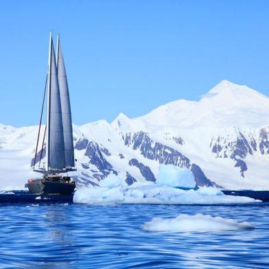  Registros fotográficos das paisagens gélidas da Antártica, compõem a exposição ¿O Olhar Nômade¿, de Marina Klink. A exposição acontece na Loja Magnabosco, entre os dias 26/06 e 25/07. A fotógrafa, esposa no navegador Amyr Klink, apresentará 21 imagens produzidas pelo continente, destino frequente da família, captadas ao longo de mais de uma década de viagens polares. (Marina Klink/Divulgação)Indexador: Marina Bandeira Klink