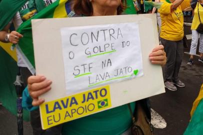 Manifestantes protestam contra o STF na Avenida Goethe, em Porto Alegre. Na foto, a aposentada Jussara Senna, 79 anos.