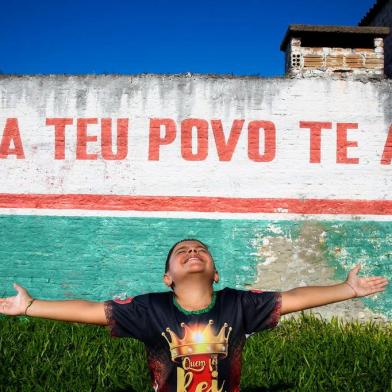  PORTO ALEGRE, RS, BRASIL - 23/06/2019Aniversário de nove anos de morador da Restinga homenageia Escola de Samba do bairro. Na foto, Janaina Ramos Nunes, 28 anos, Ricardo de Azevedo, 33 anos eJoão Pedro Nunes de Azevedo, 9 anos.