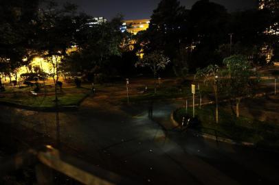  CAXIAS DO SUL, RS, BRASIL, 24/06/2019. Parte da iluminação do Parque Getúlio Vergas (Parque dos Macaquinhos) está apagada.  (Porthus Junior/Agência RBS)